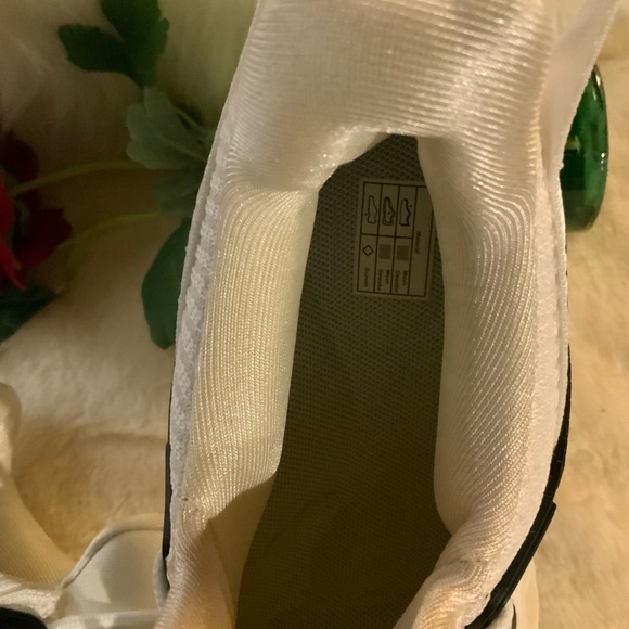 AMAZON - Black/white Just So So Running shoes. Sz 8 - Picture 5 of 7
